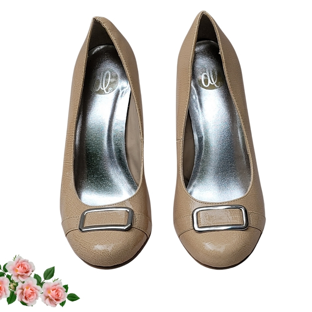DL Scarpin Style High Heels Beige Round Toe with Accent Pumps Women's Size 7.5